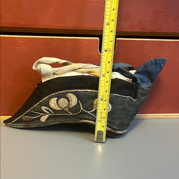 Antique Embroidered Blue and Cream Lotus Shoes - extremely rare - Picture 5 of 14